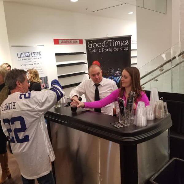 2 bartenders serving drinks at a networking mixer